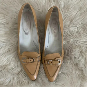 Tod’s tan leather buckle front pointed toe kitten heel loafers 8